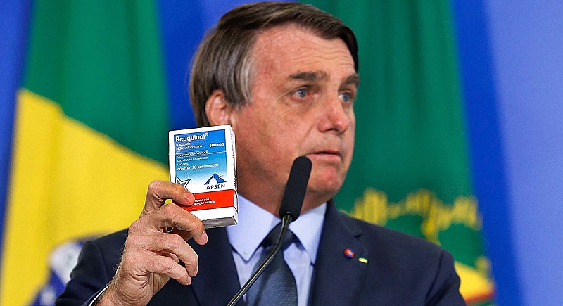 (Brasília – DF, 16/09/2020) Durante a posse do ministro da saude o presidente Jair Bolsonaro mostra uma caixa do remedio Hidrocloroquina.Foto: Carolina Antunes/PR