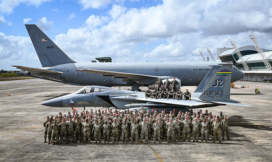 Membros da U.S. Air Force que participaram da CRUZEX com um F15C Eagle da Louisiana Air National Guard 159th Fighter Wing e um KC-46 na Base Aérea de Natal. (Foto: USAF)