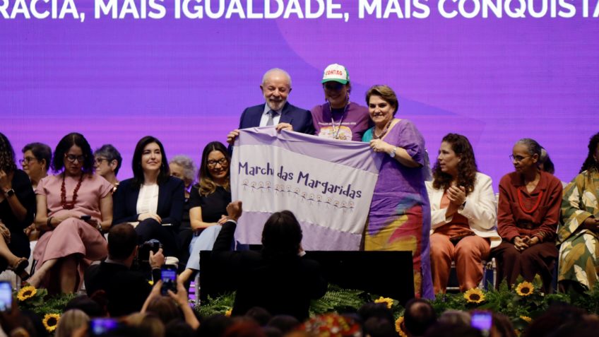Presidente Luiz Inácio Lula da Silva, Primeiras-dama Janja Lula da Silva e ministros durante a abertura da  5ª CNFM (Conferência Nacional de Políticas para as Mulheres), no CICB, em Brasília. | Sérgio Lima/ Poder 360 – 29.set.2025