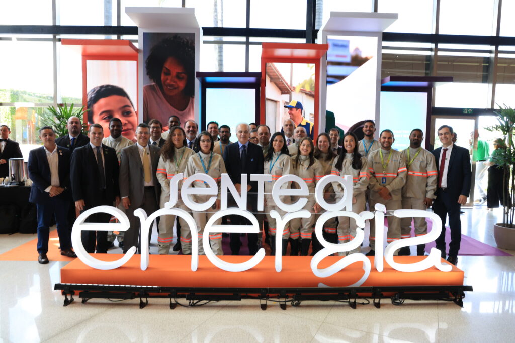 Ricardo Botelho (CEO do Grupo Energisa) e colaboradores da Energisa em evento de assinatura de renovação de contratos de concessão para distribuição de energia | Fotografia: Pedro Neto