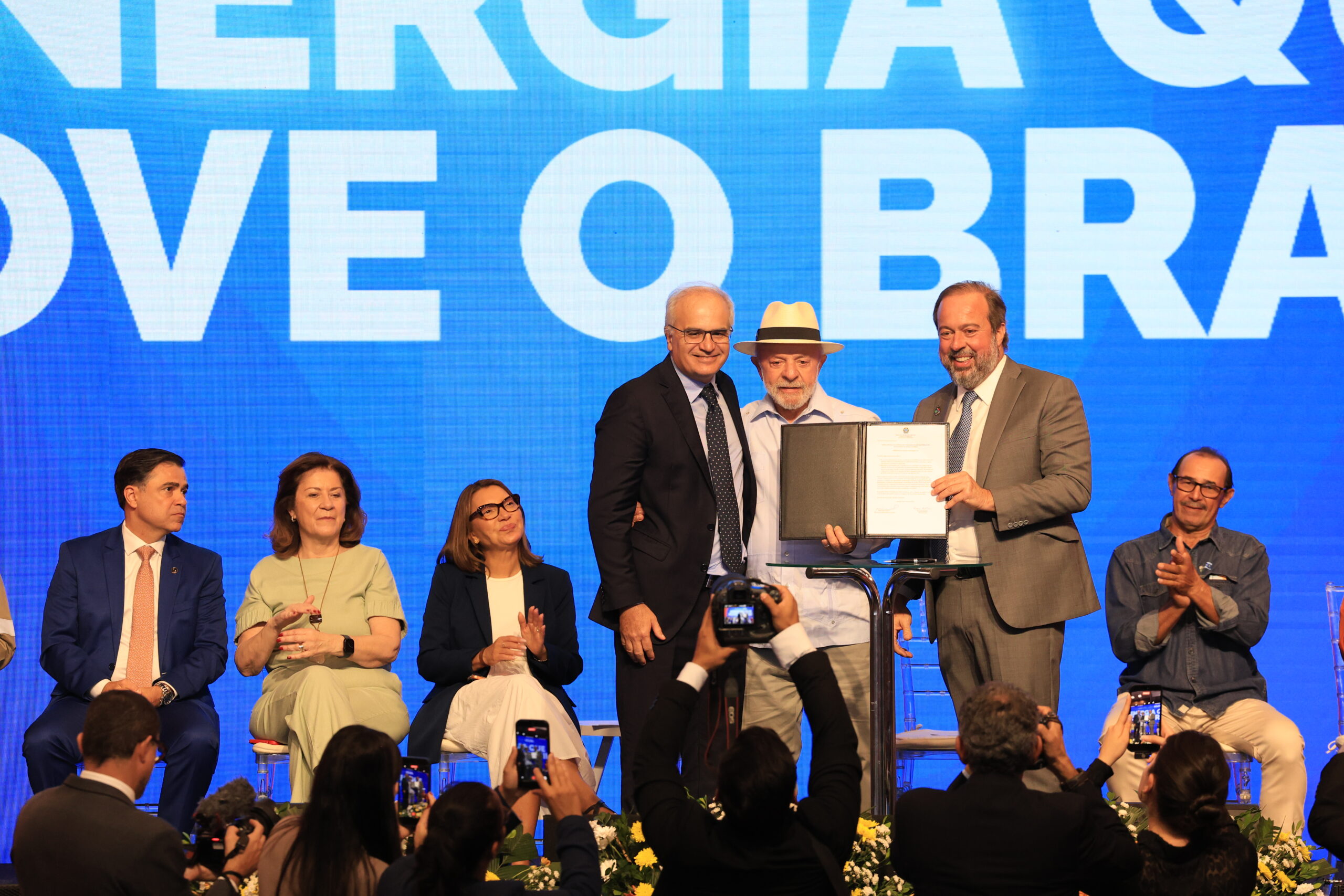Ricardo Botelho (CEO do Grupo Energisa), Lula e o Ministro Alexandre Silveira (Minas e Energia) em cerimônia de assinatura de renovação de contratos de concessão para distribuição de energia | Fotografia: Pedro Neto